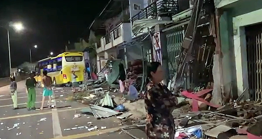 Toàn cảnh vụ tai nạn hy hữu khi xe khách mất lái lao lên lề. Ảnh: Cắt từ camera Toàn cảnh vụ tai nạn hy hữu khi xe khách mất lái lao lên lề. Ảnh: Cắt từ camera