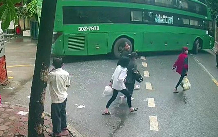 Hình ảnh các bé gái chuẩn bị lên xe khách từ Bắc Giang vào Nam chuẩn bị sang Campuchia được Công an Bình Thuận giải cứu vào tháng 6-2022. Ảnh trích xuất từ camera.