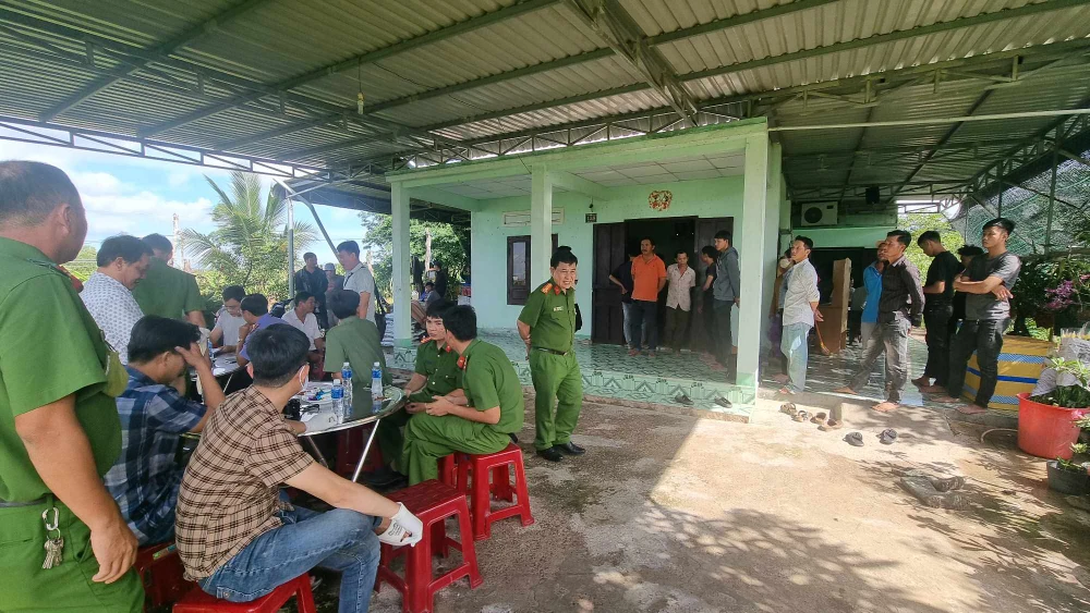 Cơ quan điều tra đang làm thủ tục giám định pháp y tử thi. Ảnh PĐ.