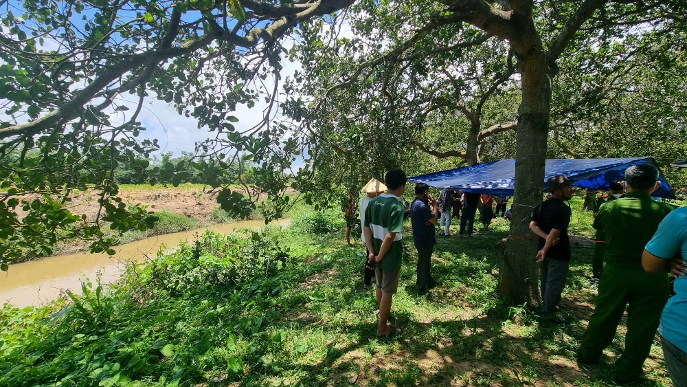 Thi thể nạn nhân được vớt lên để khám nghiệm tử thi. Ảnh PĐ.