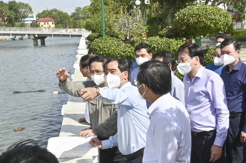 Ông Dương Văn An đang thuyết trình với Thủ tướng Phạm Minh Chính về dự án kè sông Cà Ty.