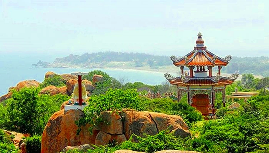 Chùa Cổ Thạch được xây dựng năm 1835, hiện nay là điểm du lịch nổi tiếng trong cả nước. Ảnh BT.