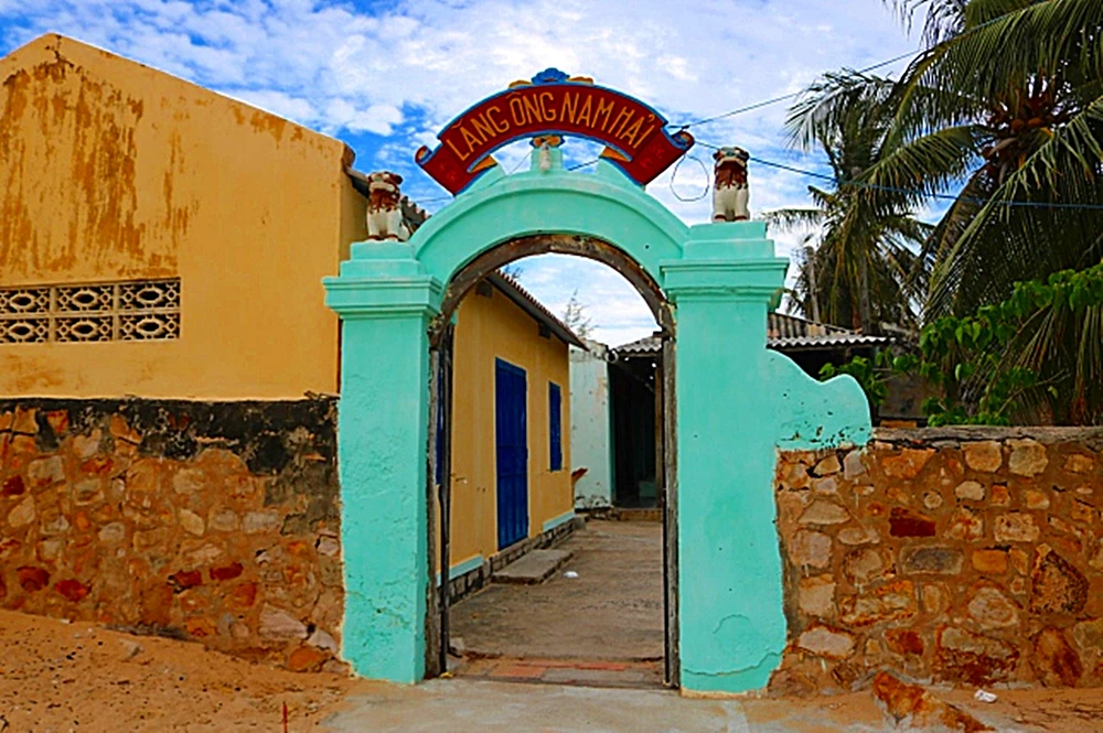 Lăng Ông Nam Hải được xây dựng năm 1835 nơi đây còn lưu giữ được bộ xương cá ông có cách đây hơn 170 năm. Ảnh BT.