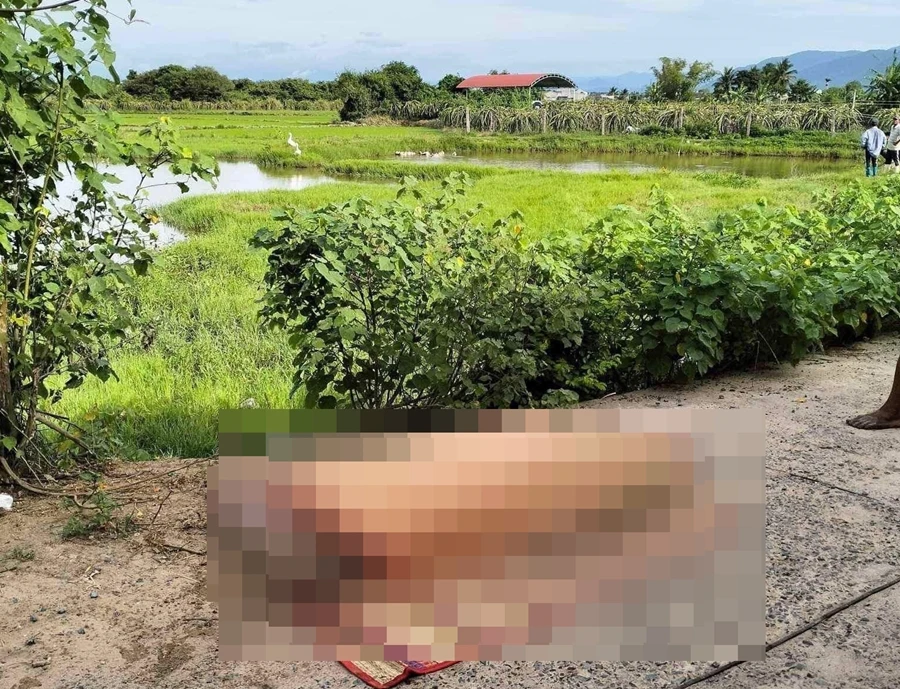 Thi thể hai chị em được đưa lên khỏi hồ nước. Ảnh: PP