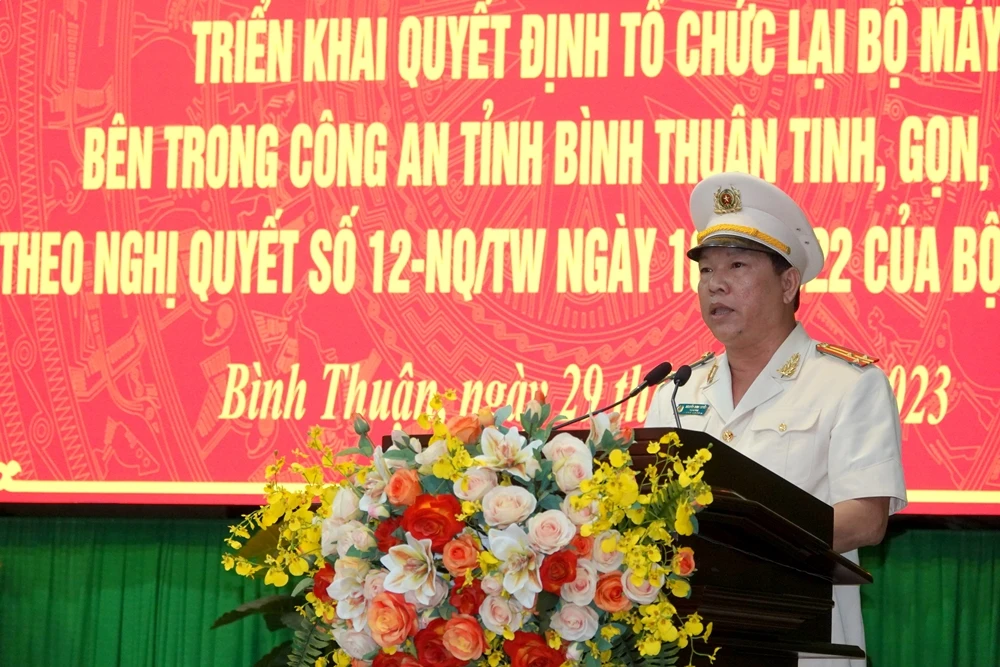 Thượng tá Nguyễn Minh Tuyên, Ủy viên Ban Thường vụ Đảng ủy Công an tỉnh, Trưởng Phòng Tham mưu đại diện các đơn vị phát biểu nhận nhiệm vụ. Ảnh NY. Thượng tá Nguyễn Minh Tuyên, Ủy viên Ban Thường vụ Đảng ủy Công an tỉnh, Trưởng Phòng Tham mưu đại diện các đơn vị phát biểu nhận nhiệm vụ. Ảnh NY.