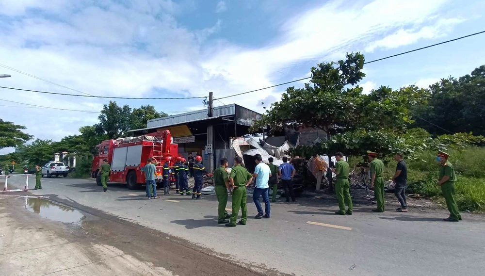 Cơ quan điều tra khám nghiệm hiện trường. Ảnh: PĐ
