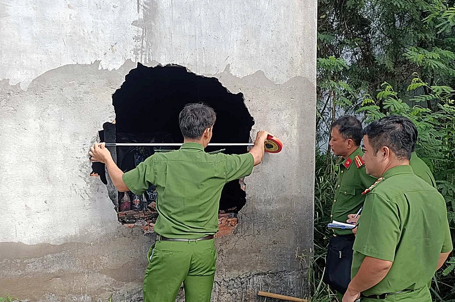 Mảng tường do anh Đốn phá để cứu người. Ảnh: PĐ