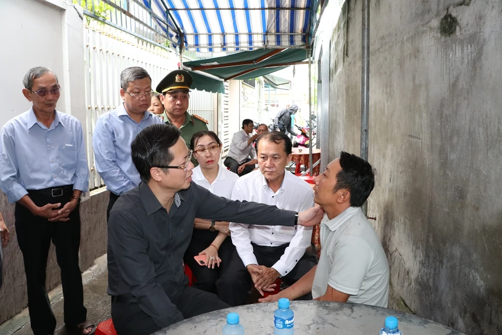 Chủ tịch UBND tỉnh Bình Thuận chia sẻ trước nỗi đau buồn của thân nhân người chủ tiệm sửa xe. Ảnh TTD. Chủ tịch UBND tỉnh Bình Thuận chia sẻ trước nỗi đau buồn của thân nhân người chủ tiệm sửa xe. Ảnh TTD.