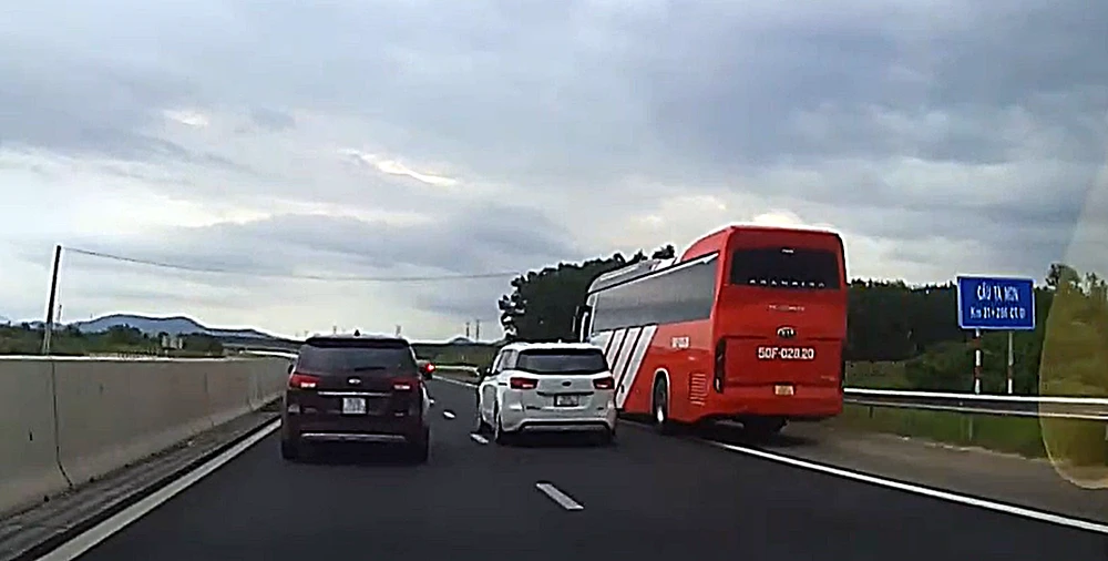 Một xe khách chạy vào làn khẩn cấp, vượt không đúng làn đường. Ảnh cắt từ camera