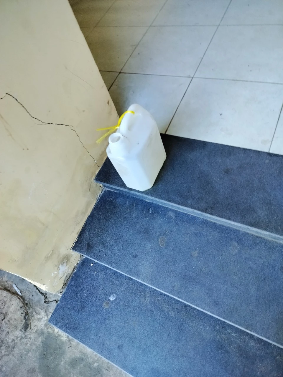 Can nhựa đựng xăng của hai thanh niên.