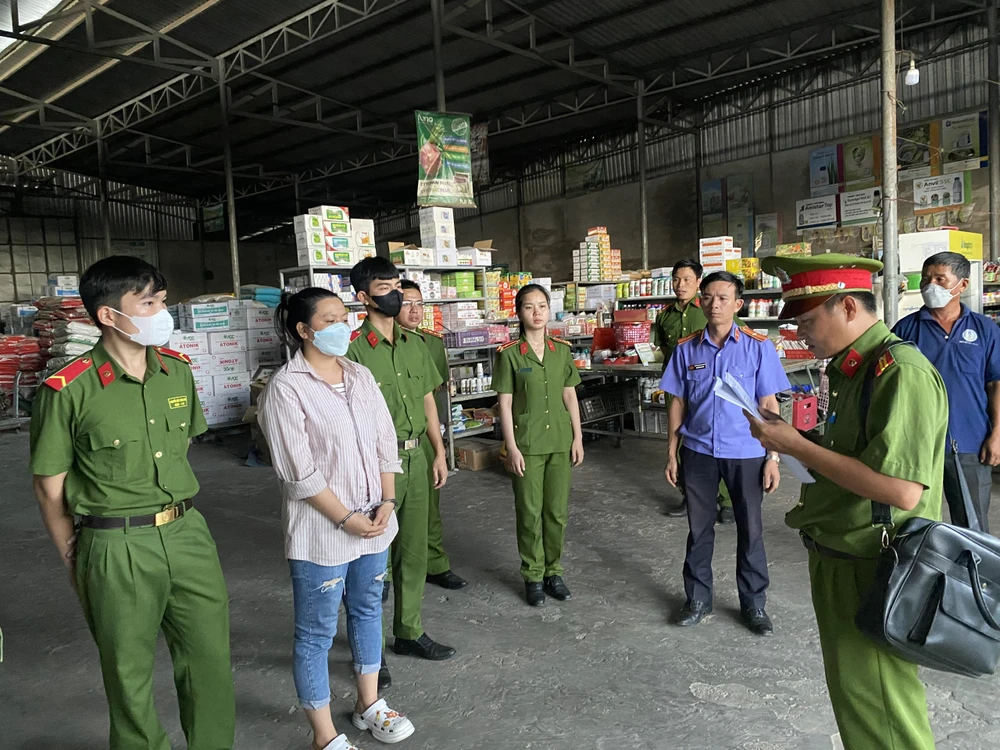 Cơ quan điều tra đọc Lệnh khám xét nơi kinh doanh. Ảnh VKSBT.