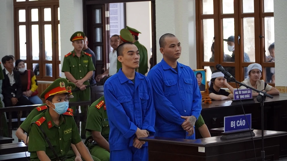 Hai bị cáo tại phiên tòa. Ảnh: PĐ Hai bị cáo tại phiên tòa. Ảnh: PĐ