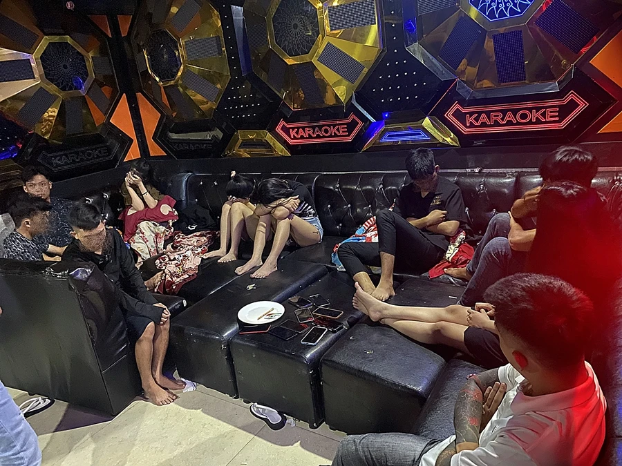 Nhóm thanh niên nam nữ đang tổ chức tiệc ma túy tại một phòng VIP thì bị bắt quả tang. Ảnh: NY