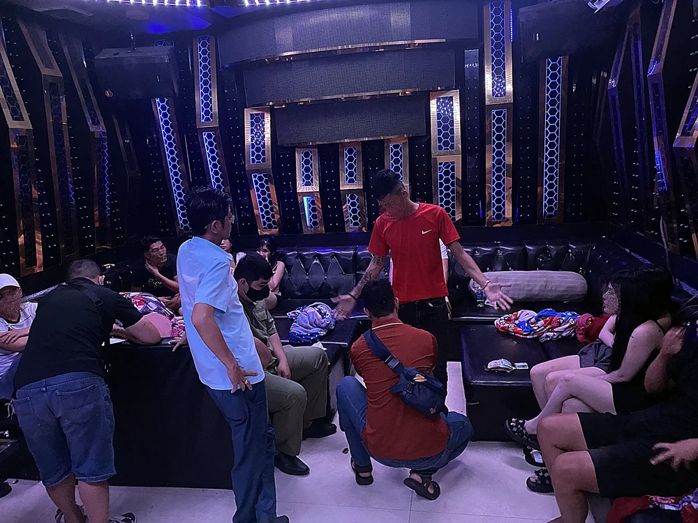 Qua test nhanh có đến 22/24 thanh niên nam nữ dương tính với ma túy. Ảnh: NY