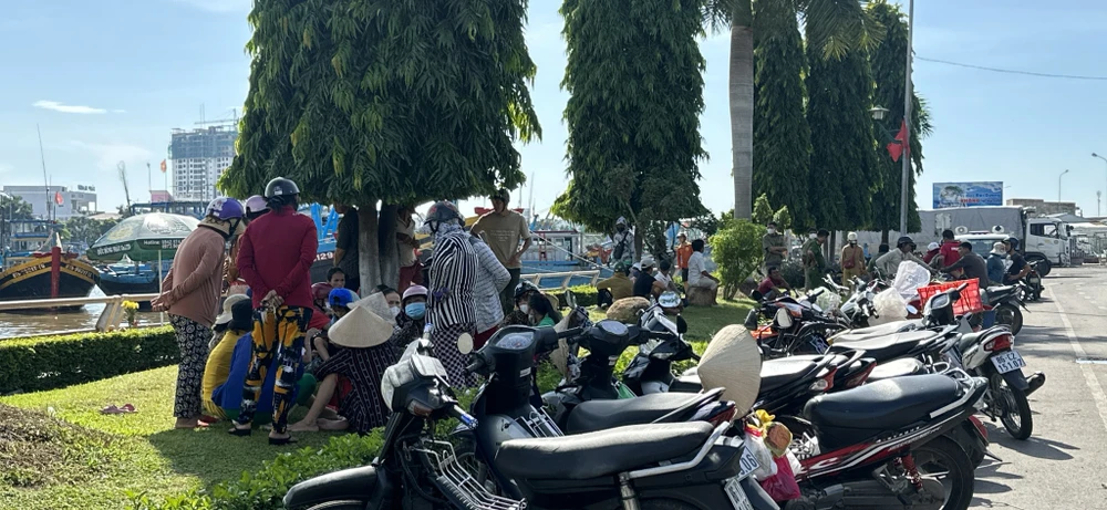 Gia đình lập bàn thờ bên bờ sông mong tìm được ngư dân mất tích