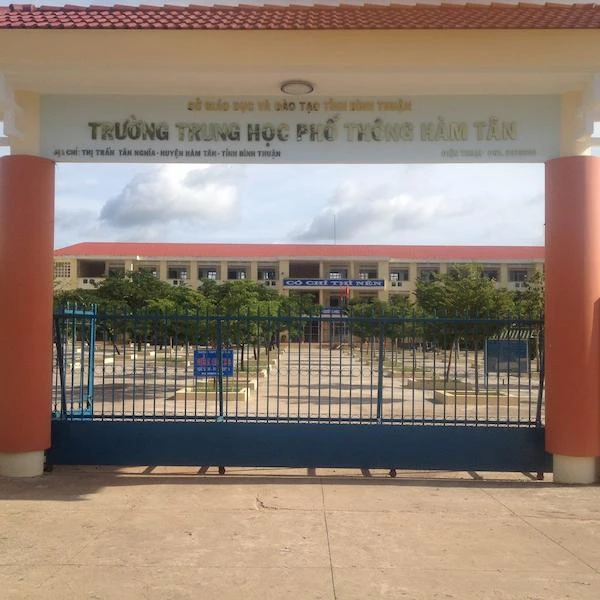 Thầy giáo bị côn đồ đánh phải nhập viện chỉ vì mời học trò lên làm việc