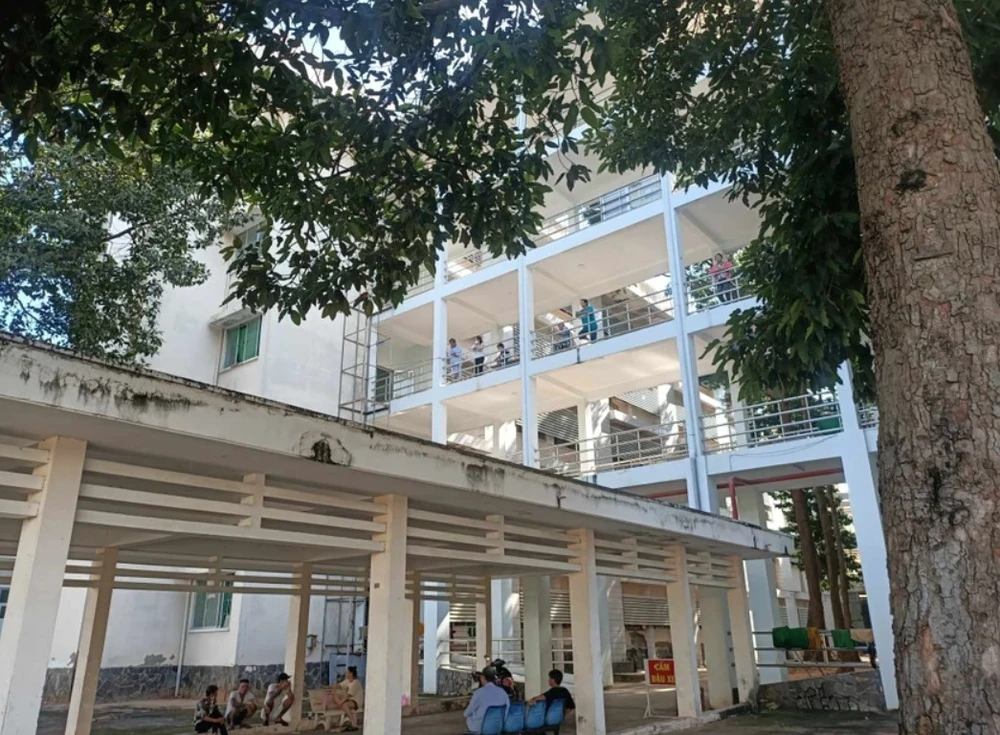 Công an thông tin về một người đàn ông nước ngoài nhảy lầu tử vong