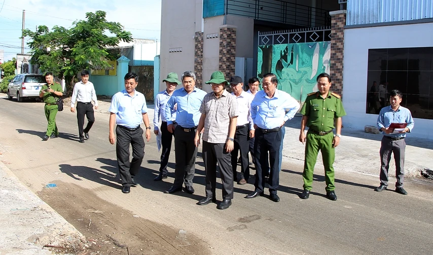Ông Nguyễn Hồng Hải, Phó Chủ tịch UBND tỉnh Bình Thuận khảo sát tại CCN chế biến hải sản Phú Hài, tháng 8-2023. Ảnh NGUYỄN PHƯƠNG.
