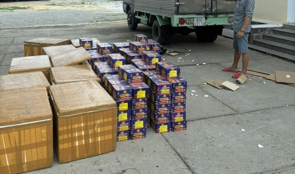 pháo nổ trái phép