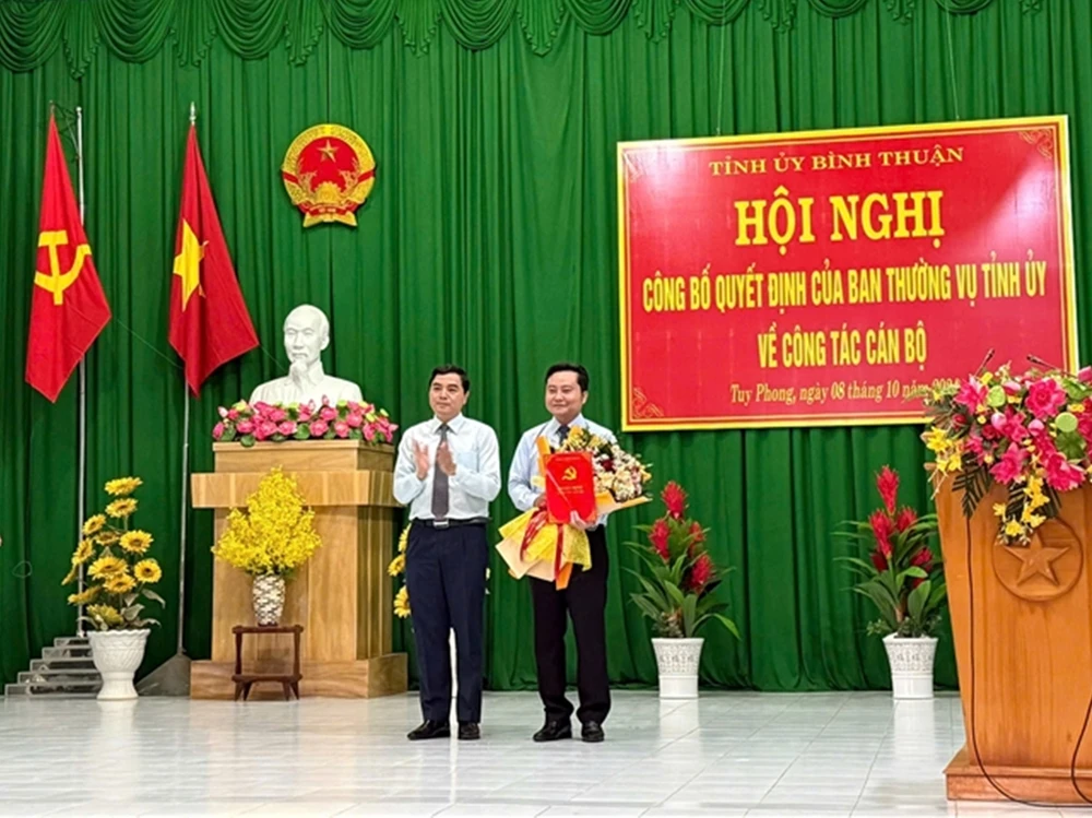 bi-thu-huyen-uy (1).jpg