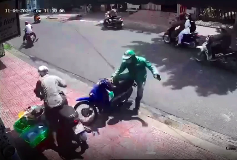 thanh-nien-chay-grab (1).png