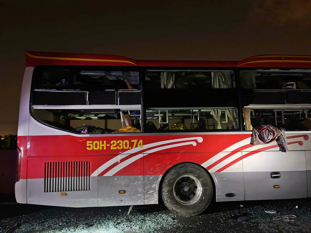 Toàn bộ kính xe khách phía sau đều vỡ nát.
