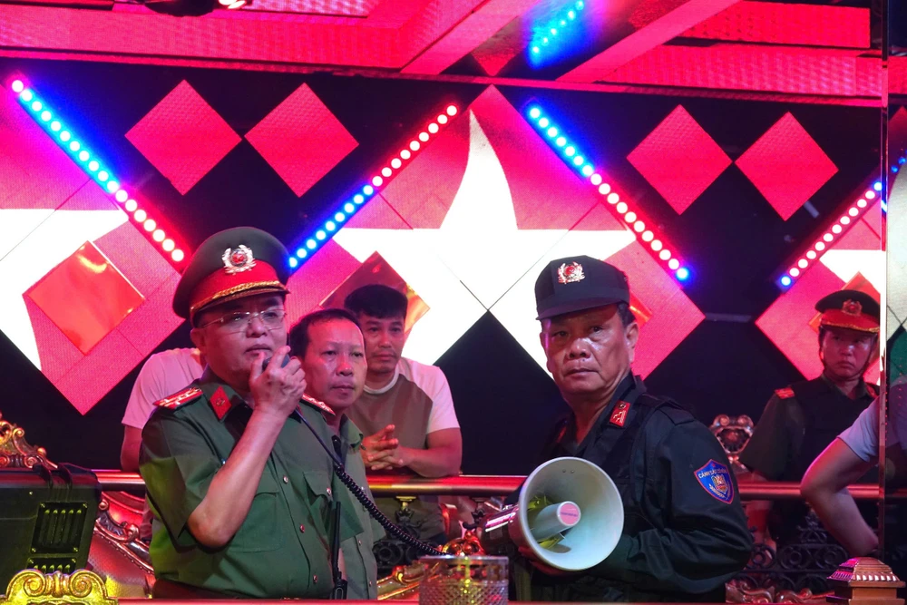 quan-bar-paris-night (4).jpg