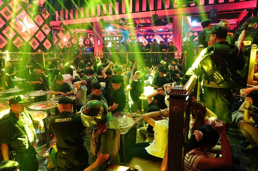 quán bar Paris Night