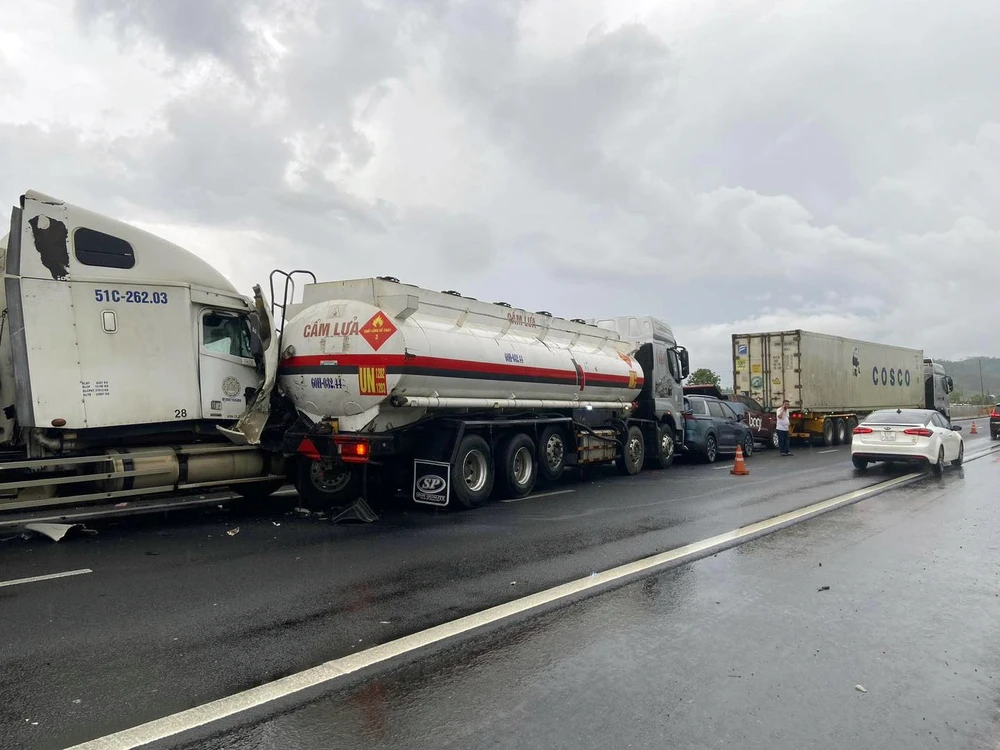 Cả 2 vụ tai nạn giao thông liên hoàn may mắn không có thương vong.