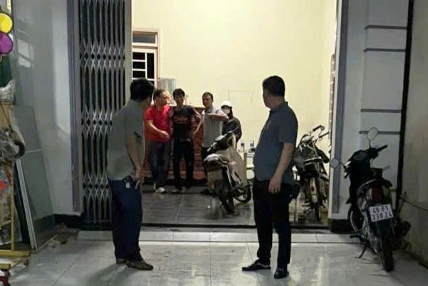 dùng dao khống chế