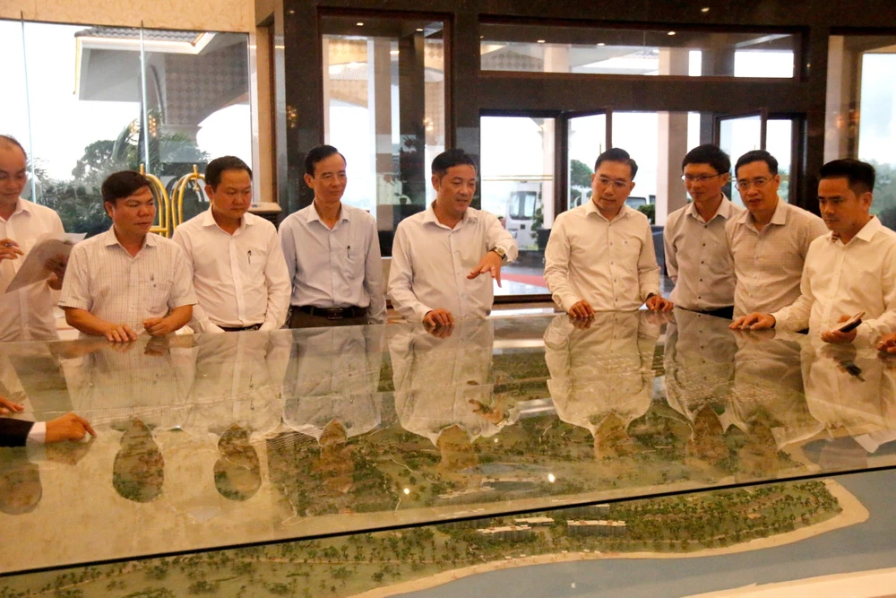 Phó Chủ tịch UBND tỉnh Lâm Đồng và đoàn công tác đang xem phối cảnh một dự án cạnh đường 706B. Ảnh NT.