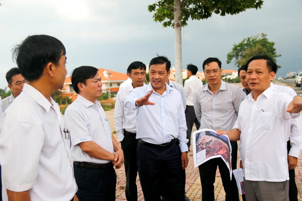 Ông Lê Trọng Yên (giữa), Phó Chủ tịch UBND tỉnh Lâm Đồng chỉ đạo trực tiếp khi đi thực địa, khảo sát trên đường 706B. Ảnh NT.