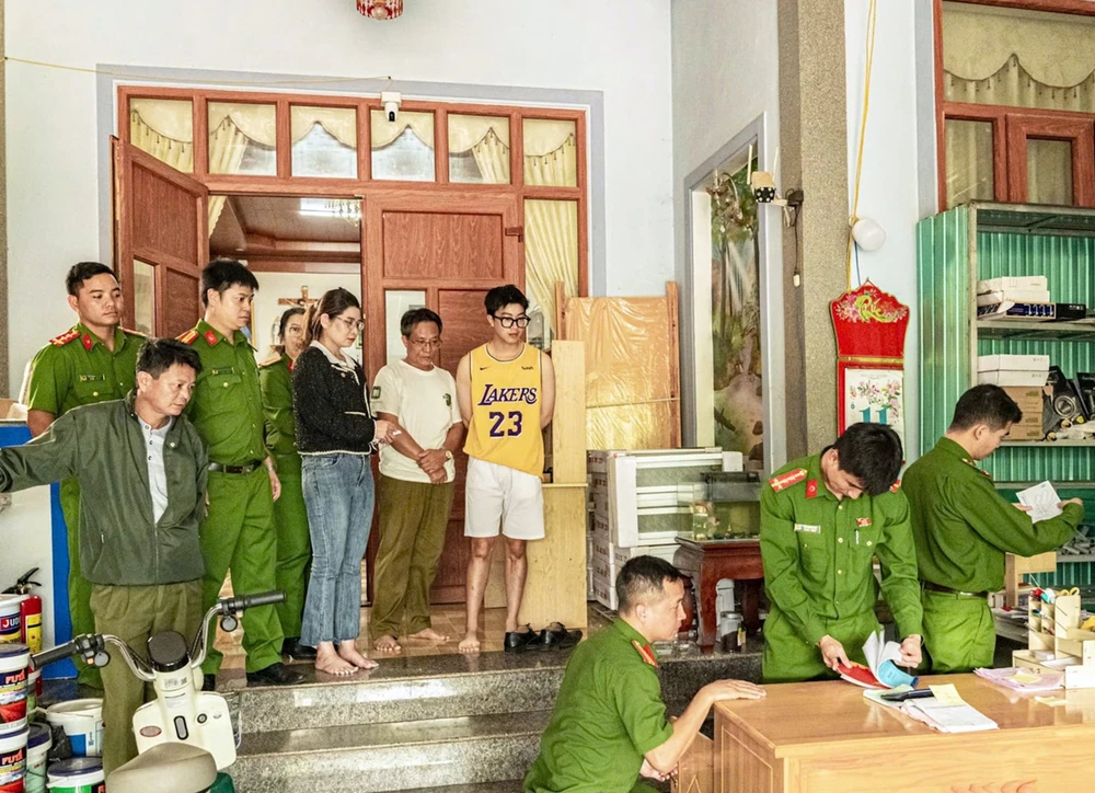 giả danh thẩm phán