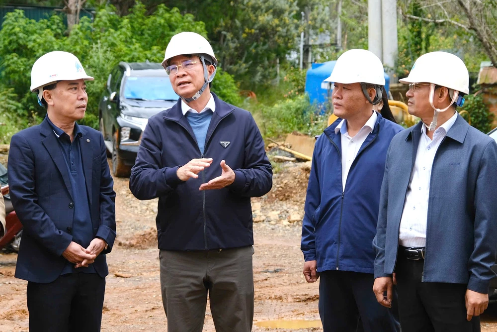 Ông Hồ Văn Mười, Chủ tịch UBND tỉnh Lâm Đồng (thứ hai từ trái qua), kiểm tra công trình trụ sở Báo và Phát thanh Truyền hình Lâm Đồng.