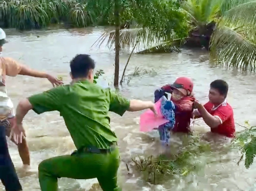 người phụ nữ bán vé số