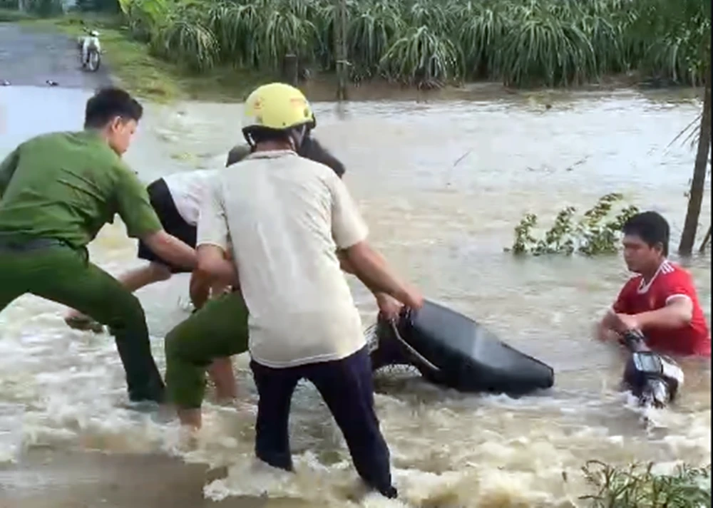 nguoi-phu-nu-ban-ve-so (1).png