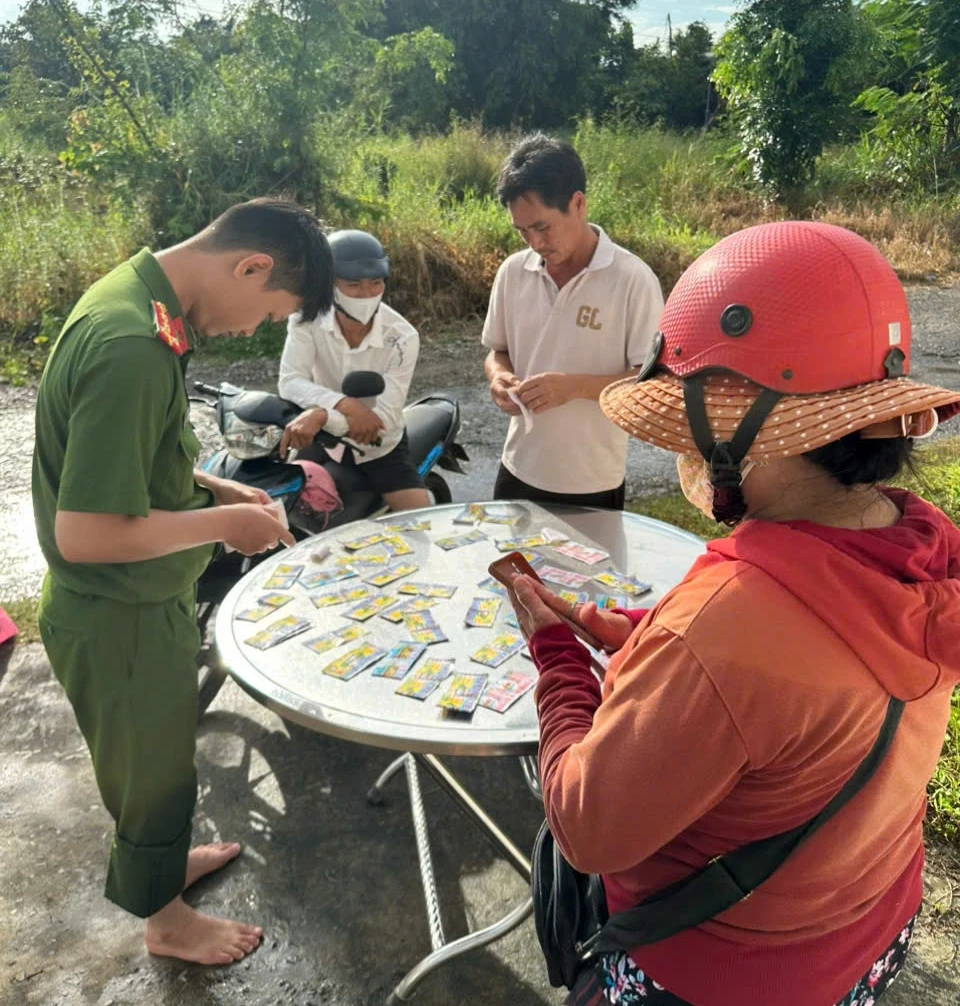 nguoi-phu-nu-ban-ve-so (2).jpg