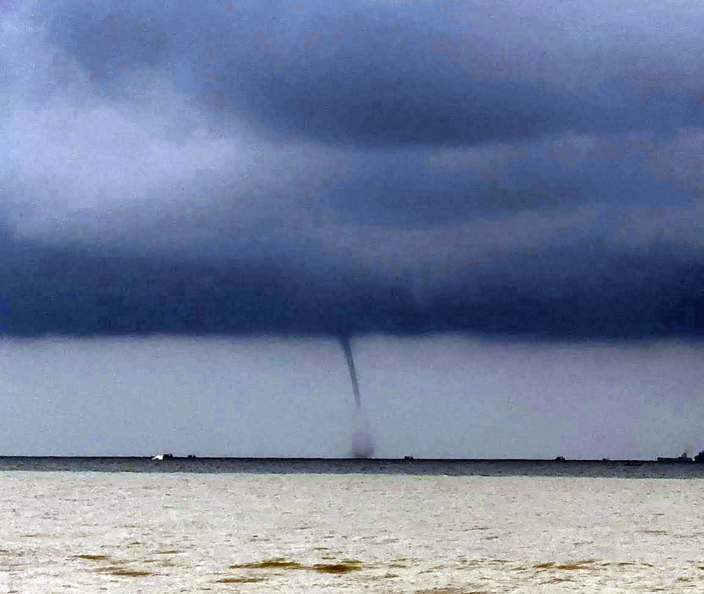 xuất hiện vòi rồng