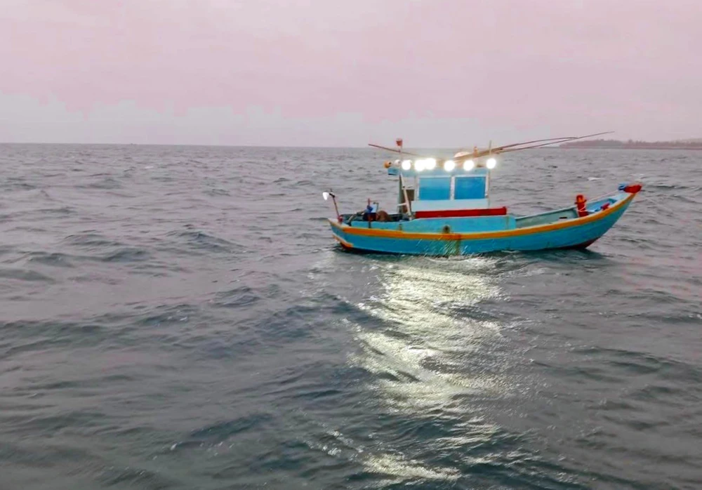 chiếc xuồng trôi tự do