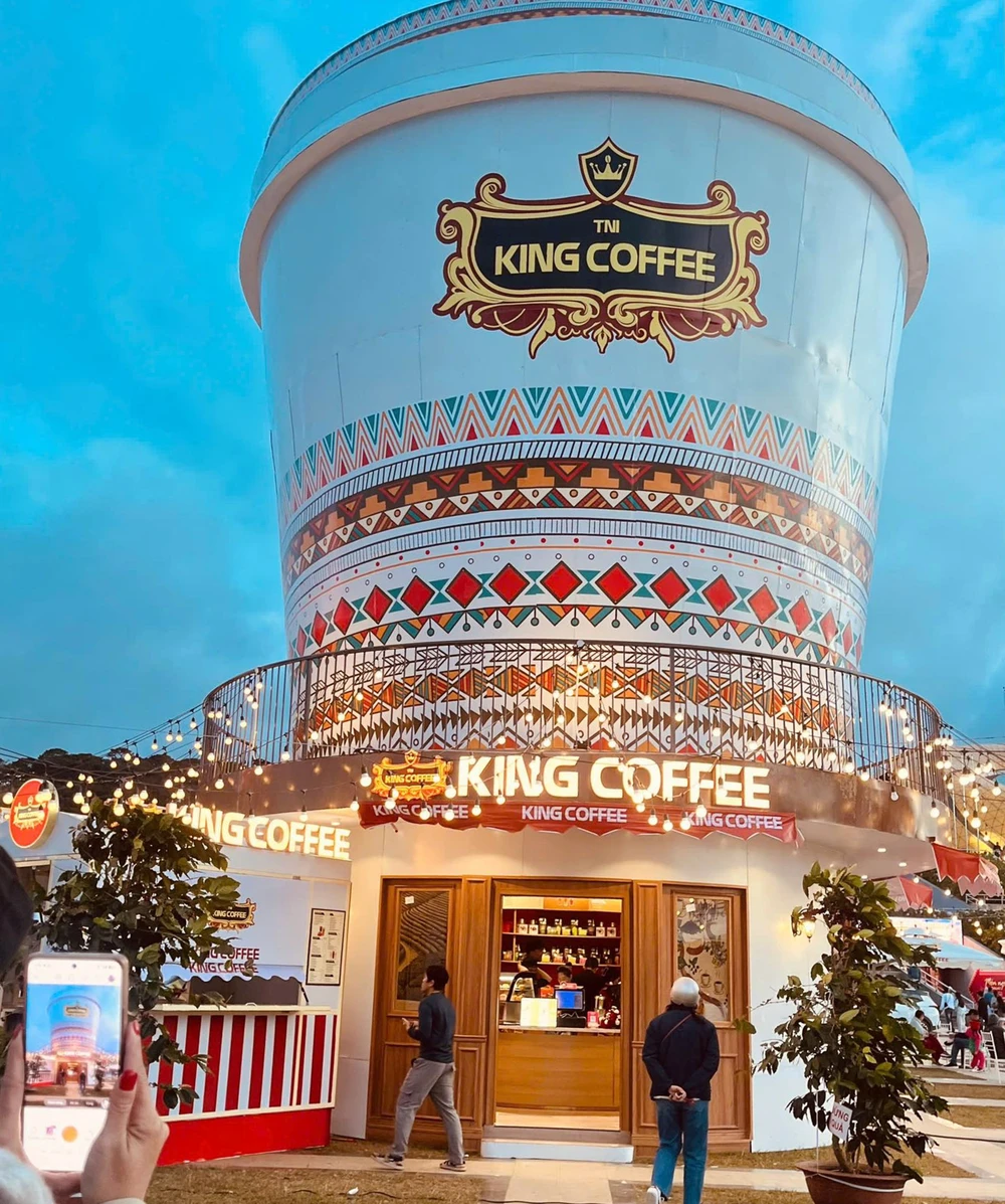 ly cà phê khổng lồ