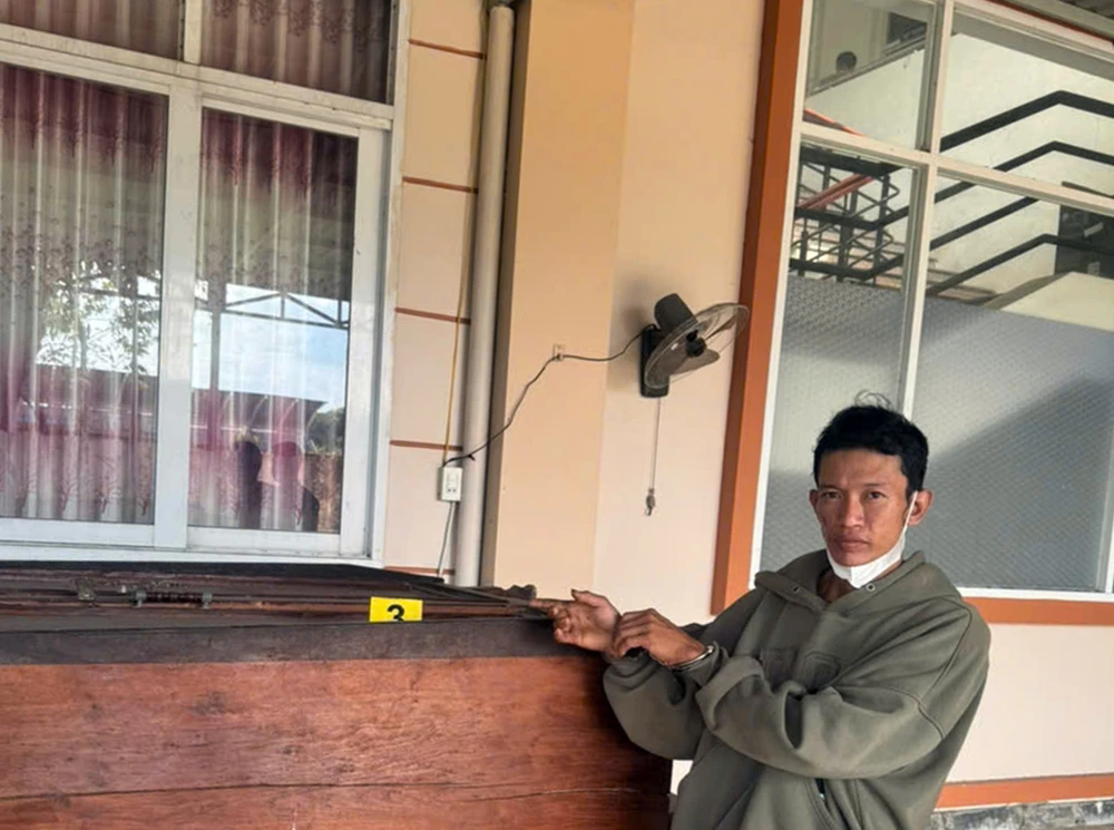 trụ sở bỏ hoang