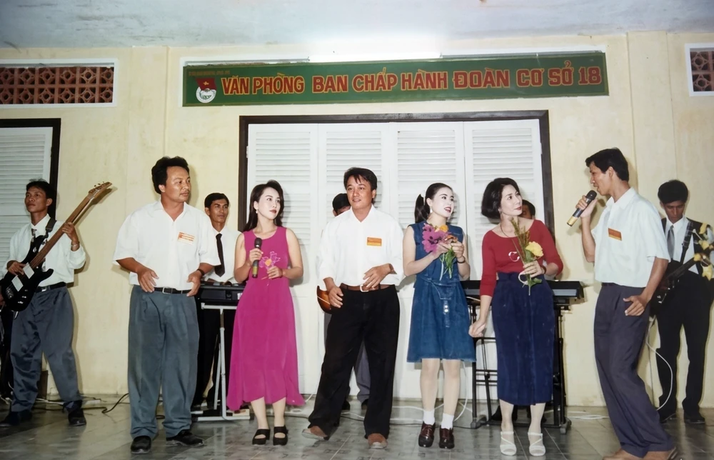 Các phạm nhân giao lưu với các nhà báo tại trại giam Z30D.