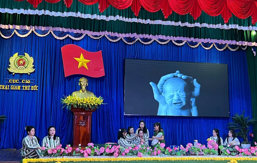 Các phạm nhân trại giam Z30D diễn hoạt cảnh về tình mẫu tử.