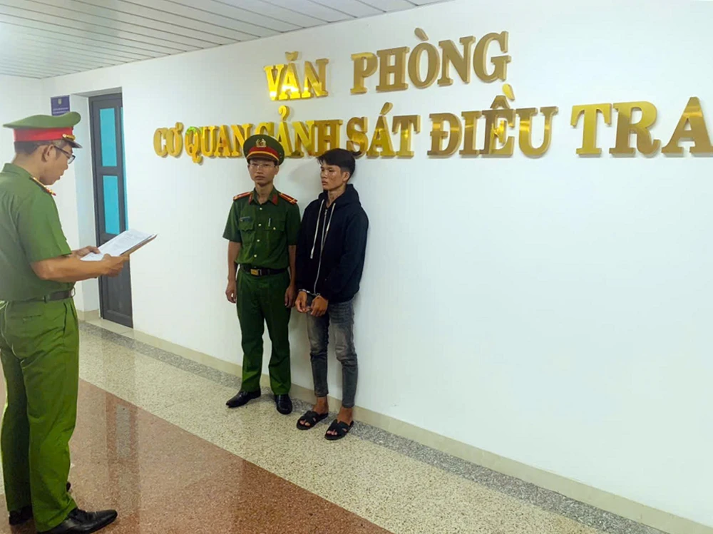 bé gái 14 tuổi