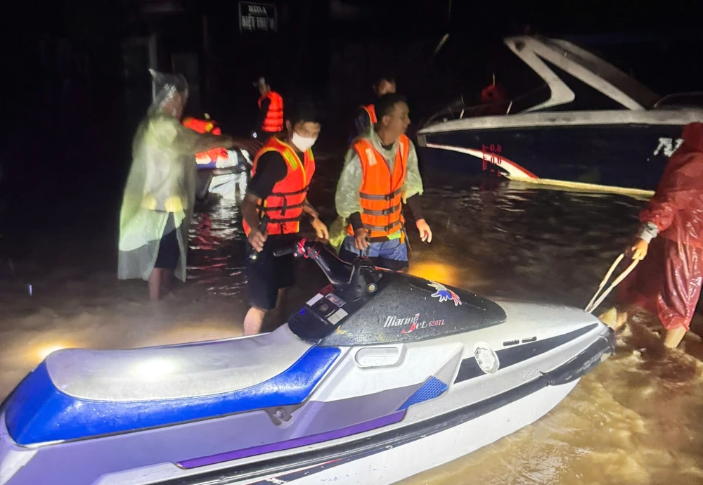 Chien-Binh-Jetski (6).jpg