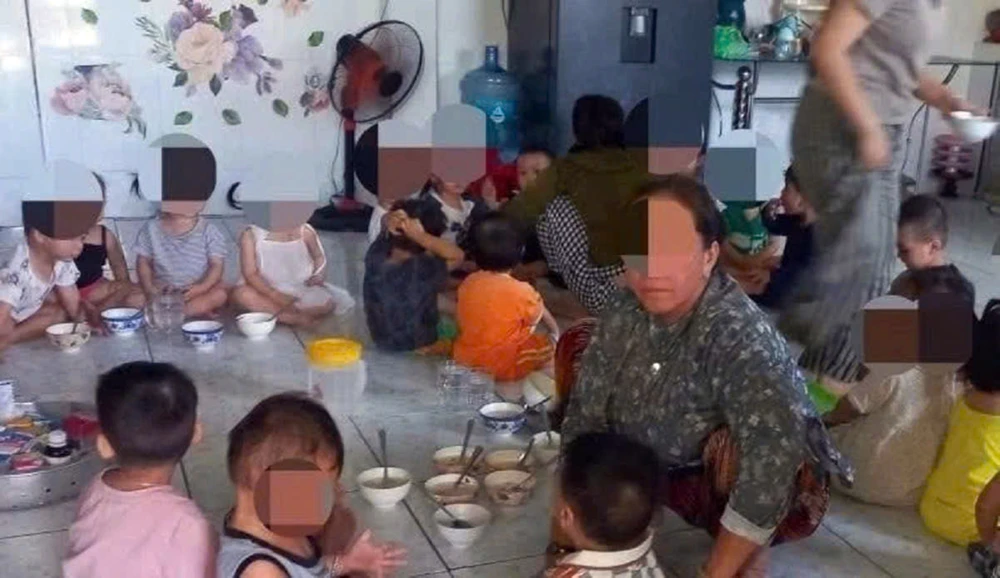 bé trai 10 tháng tuổi