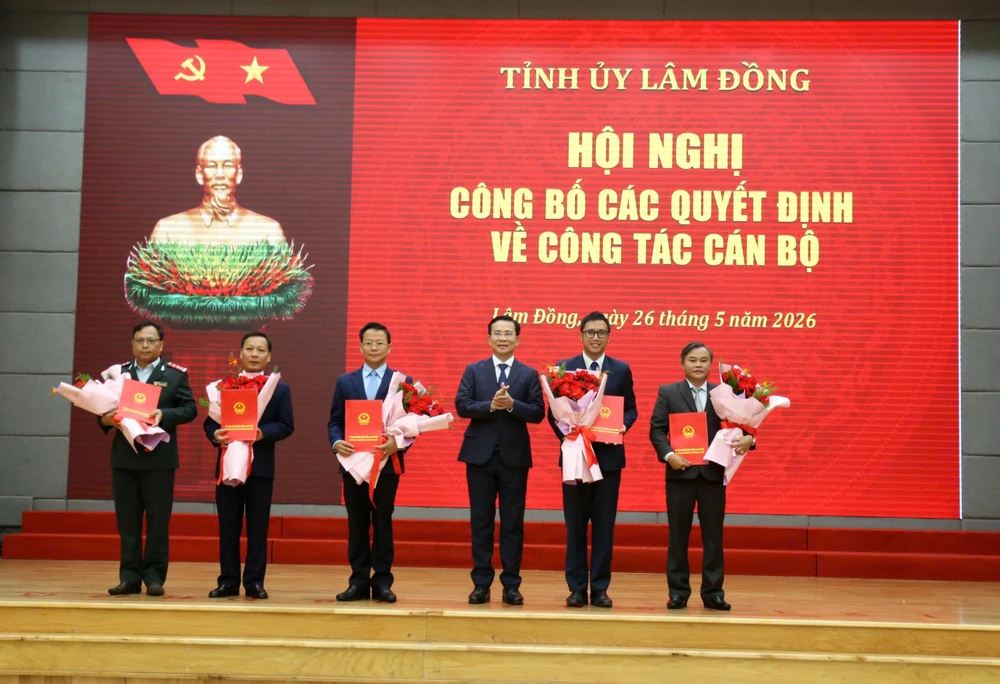 bo-nhiem-can-bo-lanh-dao (1).jpg