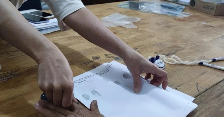 Khi mẹ qua đời, nếu không để lại di chúc thì người cha không được quyền định đoạt toàn bộ tài sản của cha và mẹ. Ảnh: NH