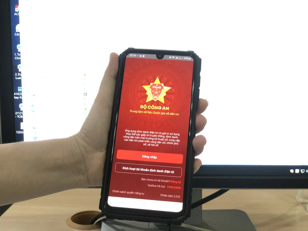 Đối với trẻ em đủ 14 tuổi trở lên được cấp TKĐDĐT, còn người dưới 14 tuổi sẽ đăng ký theo tài khoản của cha mẹ hoặc người giám hộ. Ảnh: PHẠM TUYÊN Đối với trẻ em đủ 14 tuổi trở lên được cấp TKĐDĐT, còn người dưới 14 tuổi sẽ đăng ký theo tài khoản của cha mẹ hoặc người giám hộ. Ảnh: PHẠM TUYÊN