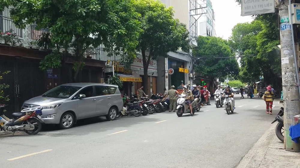 Công an sau đó có mặt khám nghiệm hiện trường, điều tra vụ việc. Ảnh: HT